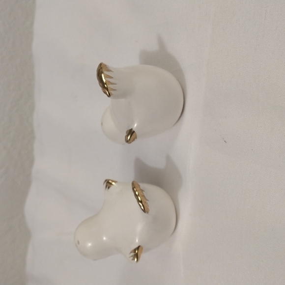 White porcelain salt and pepper shaker birds with gold beak & wing tips set of 2 - Picture 3 of 9